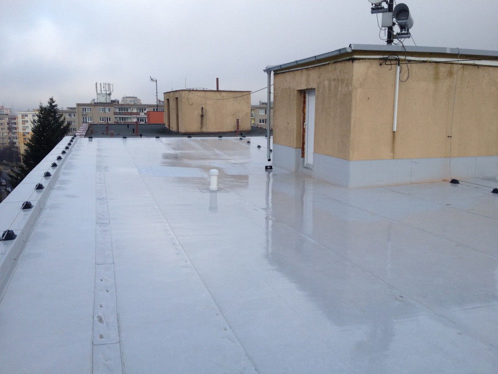 Rekonstrukce ploché střechy BD v ulici Senohrabská v Praze.…