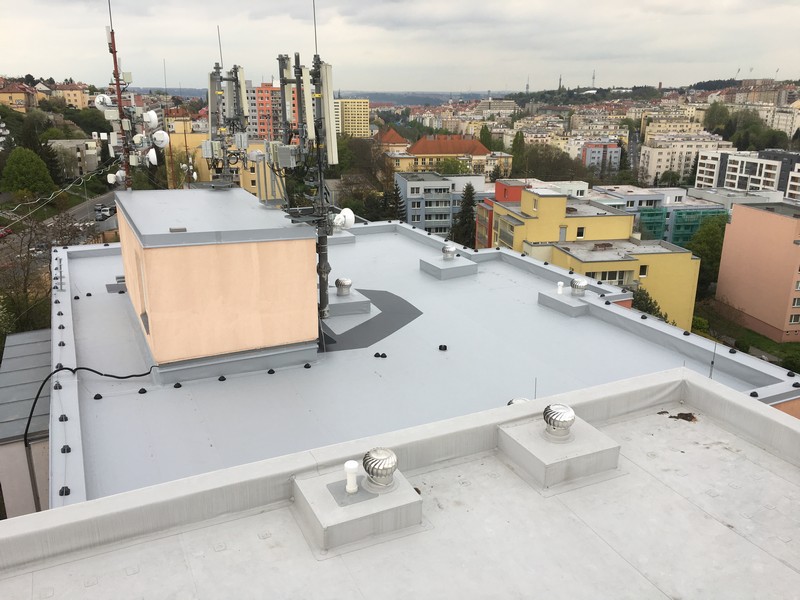 Rekonstrukce střešního pláště panelového bytového domu. V rámci rekonstrukce proběhlo dodatečné zateplení plochy a detailu atiky. Došlo také k&nbsp; realizaci dodatečné spádové vrstvy ze spádového EPS. Hydroizolační vrstva z PVC fólie včetně všech systémových prvků.…