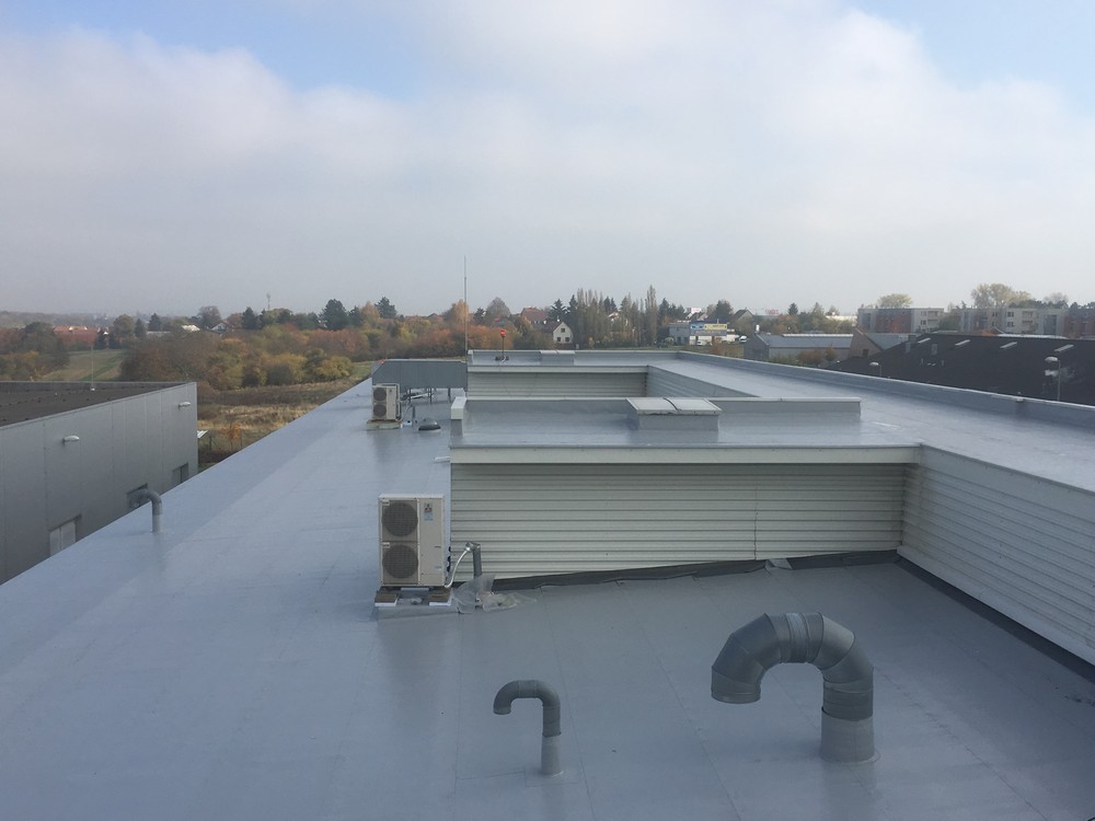 V rámci rekonstrukce&nbsp; hydroizolační vrstvy halového objektu haly Ingersoll Rand byla dodávka nové PVC hydroizolace včetně systémových prvků. Velikost střechy byla 4.500 m2.

[ngg src=“galleries“ ids=“64″ display=“basic_thumbnail“]…