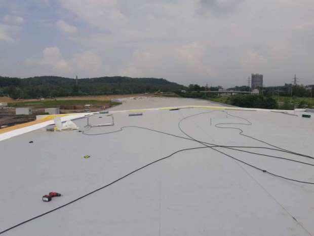 plochá střecha haly