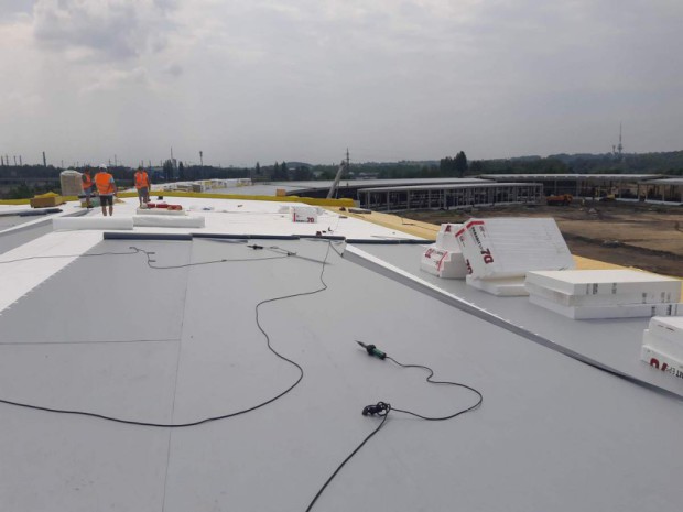 plochá střecha haly