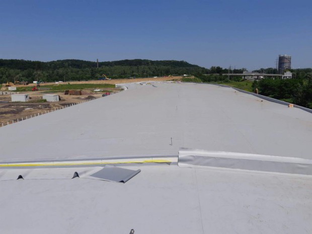 plochá střecha haly