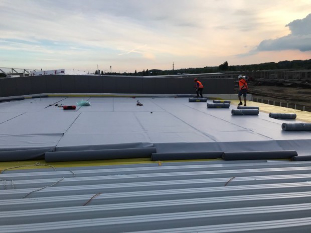 plochá střecha haly