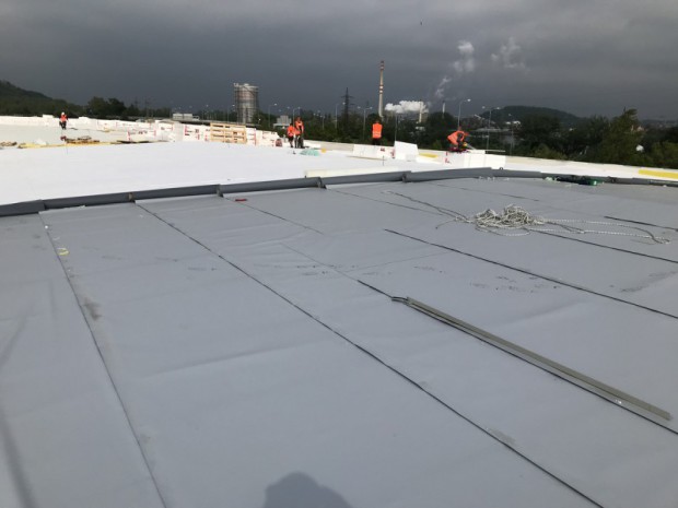 plochá střecha haly