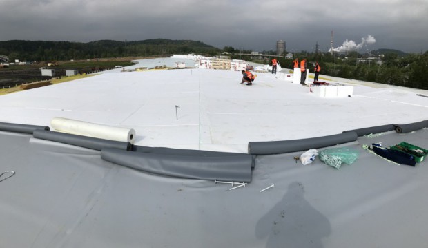 plochá střecha haly