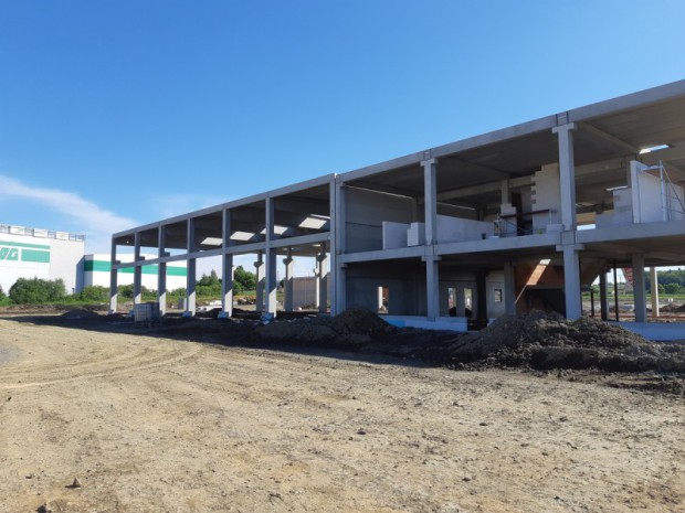 Plochá střecha halových objektů