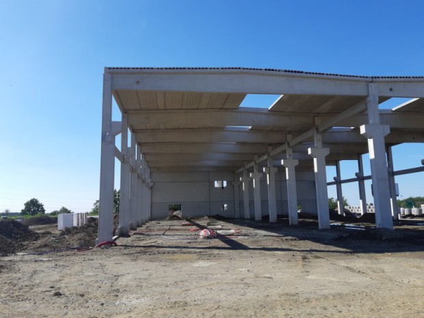 Plochá střecha halových objektů