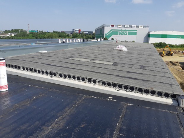 Plochá střecha halových objektů