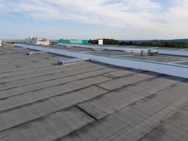 Plochá střecha halových objektů