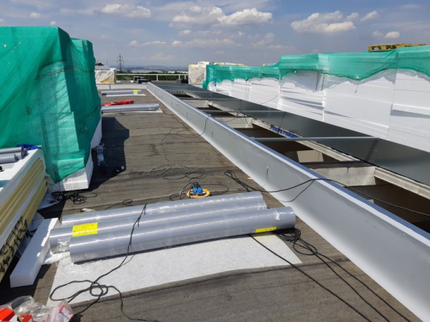 Plochá střecha halových objektů