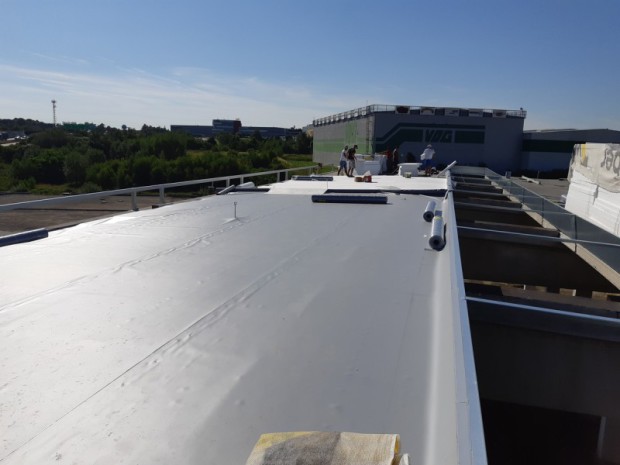 Plochá střecha halových objektů