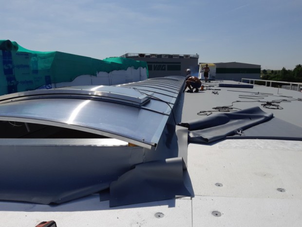 Plochá střecha halových objektů