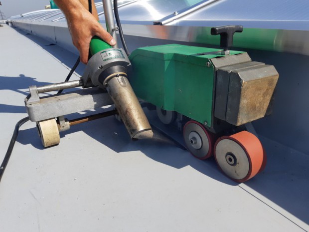 Plochá střecha halových objektů