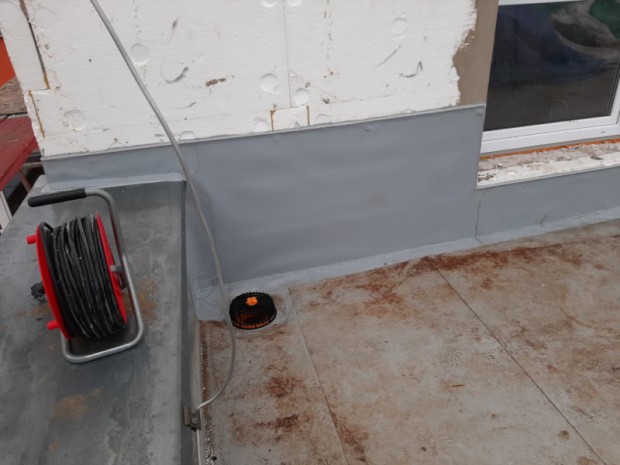 Vyspádování části střechy budovy základní školy