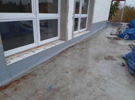 Vyspádování části střechy budovy základní školy