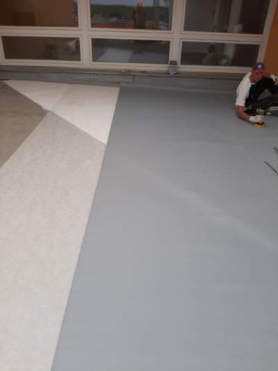 Vyspádování části střechy budovy základní školy