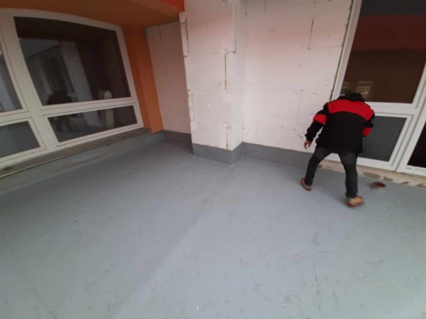 Vyspádování části střechy budovy základní školy