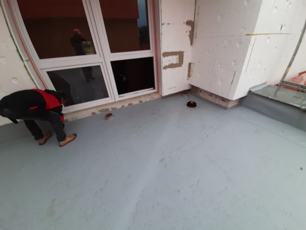 Vyspádování části střechy budovy základní školy