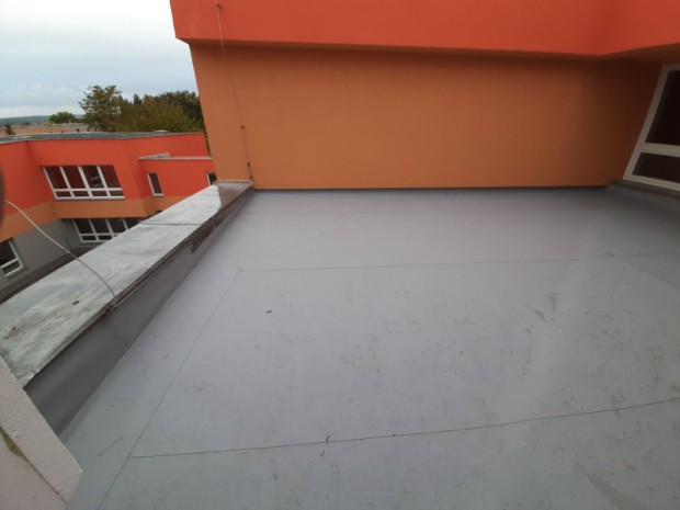 Vyspádování části střechy budovy základní školy