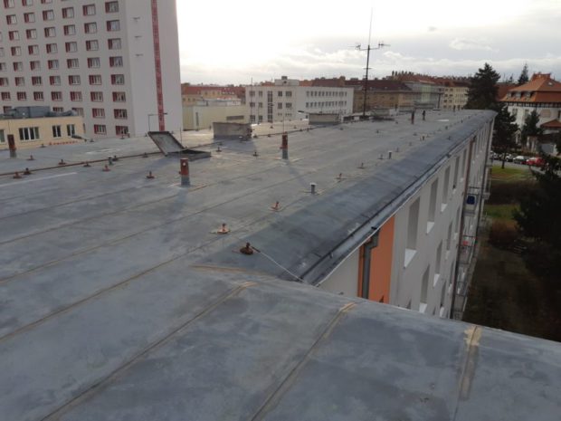 U bytového domu v pražské Černokostelecké ulici jsme realizovali hydroizolaci střechy o velikosti 700 m2. Použitá hydroizolační fólie TPO Sarnafil TS 77-15. Realizována byla nová parozábrana z asfaltového pasu natavená na původní hydroizolační vrstvu. Zateplení v ploše střechy EPS 100 S tl. 240 mm. Vyhotoveny byly nové výlezy na střechu a detail ukončení k původnímu žlabu a instalace nového hromosvodu střechy.…