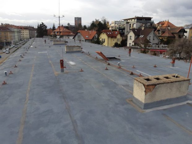 U bytového domu v pražské Černokostelecké ulici jsme realizovali hydroizolaci střechy o velikosti 700 m2. Použitá hydroizolační fólie TPO Sarnafil TS 77-15. Realizována byla nová parozábrana z asfaltového pasu natavená na původní hydroizolační vrstvu. Zateplení v ploše střechy EPS 100 S tl. 240 mm. Vyhotoveny byly nové výlezy na střechu a detail ukončení k původnímu žlabu a instalace nového hromosvodu střechy.…