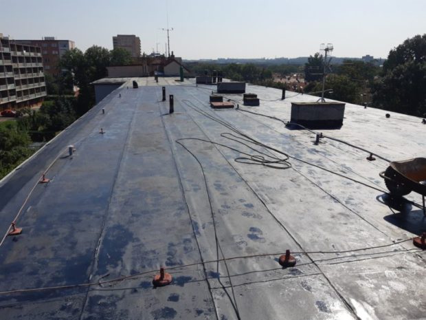 U bytového domu v pražské Černokostelecké ulici jsme realizovali hydroizolaci střechy o velikosti 700 m2. Použitá hydroizolační fólie TPO Sarnafil TS 77-15. Realizována byla nová parozábrana z asfaltového pasu natavená na původní hydroizolační vrstvu. Zateplení v ploše střechy EPS 100 S tl. 240 mm. Vyhotoveny byly nové výlezy na střechu a detail ukončení k původnímu žlabu a instalace nového hromosvodu střechy.…