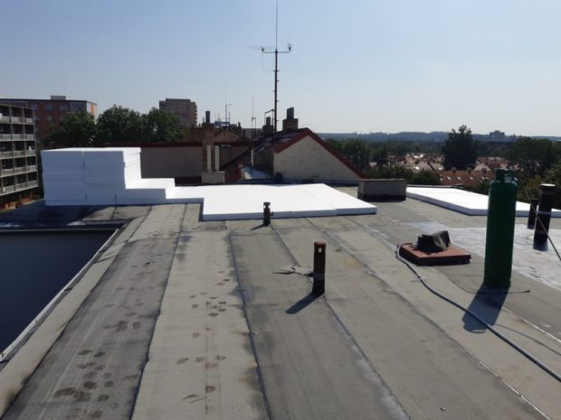 U bytového domu v pražské Černokostelecké ulici jsme realizovali hydroizolaci střechy o velikosti 700 m2. Použitá hydroizolační fólie TPO Sarnafil TS 77-15. Realizována byla nová parozábrana z asfaltového pasu natavená na původní hydroizolační vrstvu. Zateplení v ploše střechy EPS 100 S tl. 240 mm. Vyhotoveny byly nové výlezy na střechu a detail ukončení k původnímu žlabu a instalace nového hromosvodu střechy.…