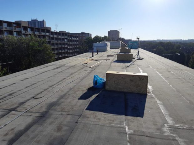 U bytového domu v pražské Černokostelecké ulici jsme realizovali hydroizolaci střechy o velikosti 700 m2. Použitá hydroizolační fólie TPO Sarnafil TS 77-15. Realizována byla nová parozábrana z asfaltového pasu natavená na původní hydroizolační vrstvu. Zateplení v ploše střechy EPS 100 S tl. 240 mm. Vyhotoveny byly nové výlezy na střechu a detail ukončení k původnímu žlabu a instalace nového hromosvodu střechy.…