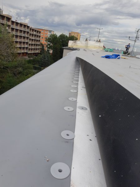 U bytového domu v pražské Černokostelecké ulici jsme realizovali hydroizolaci střechy o velikosti 700 m2. Použitá hydroizolační fólie TPO Sarnafil TS 77-15. Realizována byla nová parozábrana z asfaltového pasu natavená na původní hydroizolační vrstvu. Zateplení v ploše střechy EPS 100 S tl. 240 mm. Vyhotoveny byly nové výlezy na střechu a detail ukončení k původnímu žlabu a instalace nového hromosvodu střechy.…