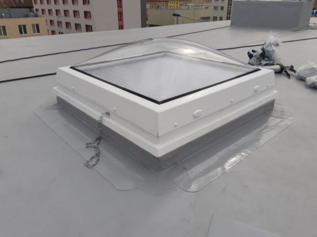 U bytového domu v pražské Černokostelecké ulici jsme realizovali hydroizolaci střechy o velikosti 700 m2. Použitá hydroizolační fólie TPO Sarnafil TS 77-15. Realizována byla nová parozábrana z asfaltového pasu natavená na původní hydroizolační vrstvu. Zateplení v ploše střechy EPS 100 S tl. 240 mm. Vyhotoveny byly nové výlezy na střechu a detail ukončení k původnímu žlabu a instalace nového hromosvodu střechy.…