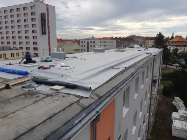 U bytového domu v pražské Černokostelecké ulici jsme realizovali hydroizolaci střechy o velikosti 700 m2. Použitá hydroizolační fólie TPO Sarnafil TS 77-15. Realizována byla nová parozábrana z asfaltového pasu natavená na původní hydroizolační vrstvu. Zateplení v ploše střechy EPS 100 S tl. 240 mm. Vyhotoveny byly nové výlezy na střechu a detail ukončení k původnímu žlabu a instalace nového hromosvodu střechy.…