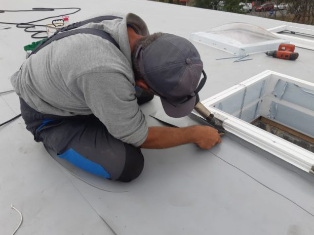 U bytového domu v pražské Černokostelecké ulici jsme realizovali hydroizolaci střechy o velikosti 700 m2. Použitá hydroizolační fólie TPO Sarnafil TS 77-15. Realizována byla nová parozábrana z asfaltového pasu natavená na původní hydroizolační vrstvu. Zateplení v ploše střechy EPS 100 S tl. 240 mm. Vyhotoveny byly nové výlezy na střechu a detail ukončení k původnímu žlabu a instalace nového hromosvodu střechy.…