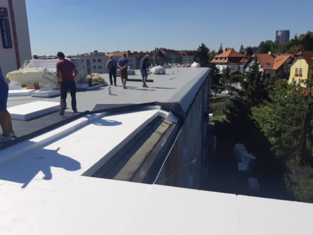 U bytového domu v pražské Černokostelecké ulici jsme realizovali hydroizolaci střechy o velikosti 700 m2. Použitá hydroizolační fólie TPO Sarnafil TS 77-15. Realizována byla nová parozábrana z asfaltového pasu natavená na původní hydroizolační vrstvu. Zateplení v ploše střechy EPS 100 S tl. 240 mm. Vyhotoveny byly nové výlezy na střechu a detail ukončení k původnímu žlabu a instalace nového hromosvodu střechy.…