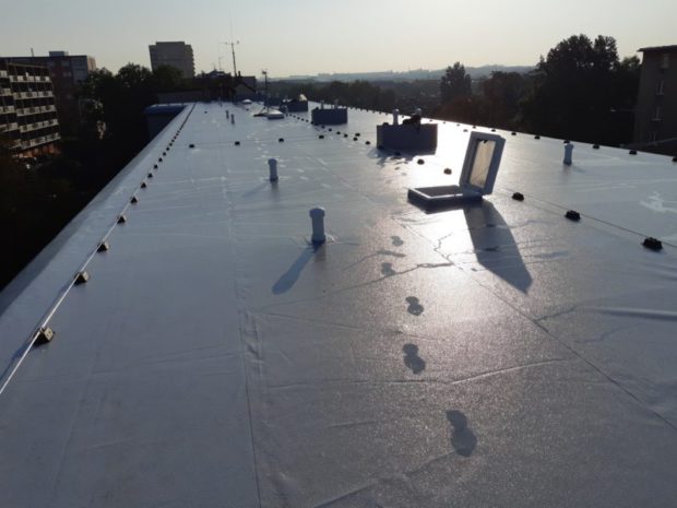 U bytového domu v pražské Černokostelecké ulici jsme realizovali hydroizolaci střechy o velikosti 700 m2. Použitá hydroizolační fólie TPO Sarnafil TS 77-15. Realizována byla nová parozábrana z asfaltového pasu natavená na původní hydroizolační vrstvu. Zateplení v ploše střechy EPS 100 S tl. 240 mm. Vyhotoveny byly nové výlezy na střechu a detail ukončení k původnímu žlabu a instalace nového hromosvodu střechy.…