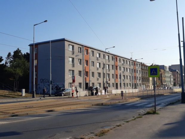 U bytového domu v pražské Černokostelecké ulici jsme realizovali hydroizolaci střechy o velikosti 700 m2. Použitá hydroizolační fólie TPO Sarnafil TS 77-15. Realizována byla nová parozábrana z asfaltového pasu natavená na původní hydroizolační vrstvu. Zateplení v ploše střechy EPS 100 S tl. 240 mm. Vyhotoveny byly nové výlezy na střechu a detail ukončení k původnímu žlabu a instalace nového hromosvodu střechy.…