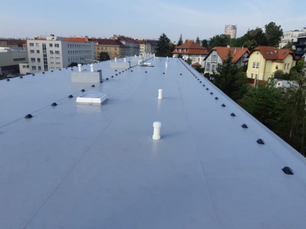 U bytového domu v pražské Černokostelecké ulici jsme realizovali hydroizolaci střechy o velikosti 700 m2. Použitá hydroizolační fólie TPO Sarnafil TS 77-15. Realizována byla nová parozábrana z asfaltového pasu natavená na původní hydroizolační vrstvu. Zateplení v ploše střechy EPS 100 S tl. 240 mm. Vyhotoveny byly nové výlezy na střechu a detail ukončení k původnímu žlabu a instalace nového hromosvodu střechy.…