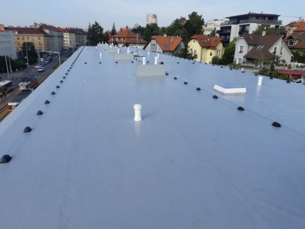 U bytového domu v pražské Černokostelecké ulici jsme realizovali hydroizolaci střechy o velikosti 700 m2. Použitá hydroizolační fólie TPO Sarnafil TS 77-15. Realizována byla nová parozábrana z asfaltového pasu natavená na původní hydroizolační vrstvu. Zateplení v ploše střechy EPS 100 S tl. 240 mm. Vyhotoveny byly nové výlezy na střechu a detail ukončení k původnímu žlabu a instalace nového hromosvodu střechy.…