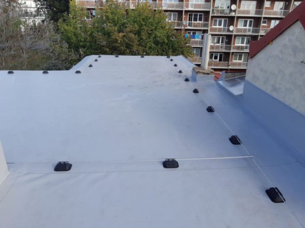 U bytového domu v pražské Černokostelecké ulici jsme realizovali hydroizolaci střechy o velikosti 700 m2. Použitá hydroizolační fólie TPO Sarnafil TS 77-15. Realizována byla nová parozábrana z asfaltového pasu natavená na původní hydroizolační vrstvu. Zateplení v ploše střechy EPS 100 S tl. 240 mm. Vyhotoveny byly nové výlezy na střechu a detail ukončení k původnímu žlabu a instalace nového hromosvodu střechy.…