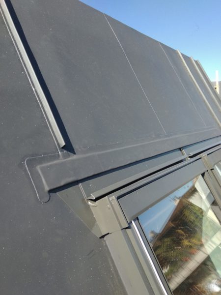 Dodávka skladby mansardové střechy o velikosti 800 m2 u novostavby bytového domu. Zateplení EPS, minerální vatou a PIR izolantem. Mechanicky kotvená PVC hydroizolace, hydroizolační fólie PVC Alkorplan 35276, tl. 1,5 mm. Instalace falešných falců Alkordesign. Záchytný systém, sněhové zachytávače a další detaily. Dodávka byla realizována včetně skladeb teras.…