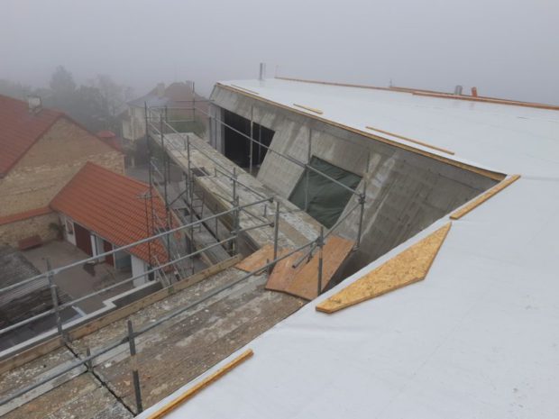 Dodávka skladby mansardové střechy o velikosti 800 m2 u novostavby bytového domu. Zateplení EPS, minerální vatou a PIR izolantem. Mechanicky kotvená PVC hydroizolace, hydroizolační fólie PVC Alkorplan 35276, tl. 1,5 mm. Instalace falešných falců Alkordesign. Záchytný systém, sněhové zachytávače a další detaily. Dodávka byla realizována včetně skladeb teras.…