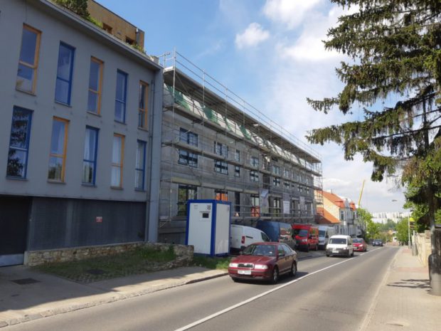 Dodávka skladby mansardové střechy o velikosti 800 m2 u novostavby bytového domu. Zateplení EPS, minerální vatou a PIR izolantem. Mechanicky kotvená PVC hydroizolace, hydroizolační fólie PVC Alkorplan 35276, tl. 1,5 mm. Instalace falešných falců Alkordesign. Záchytný systém, sněhové zachytávače a další detaily. Dodávka byla realizována včetně skladeb teras.…