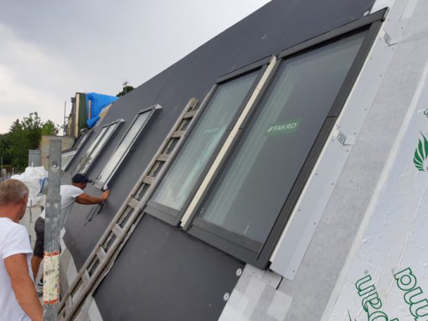 Dodávka skladby mansardové střechy o velikosti 800 m2 u novostavby bytového domu. Zateplení EPS, minerální vatou a PIR izolantem. Mechanicky kotvená PVC hydroizolace, hydroizolační fólie PVC Alkorplan 35276, tl. 1,5 mm. Instalace falešných falců Alkordesign. Záchytný systém, sněhové zachytávače a další detaily. Dodávka byla realizována včetně skladeb teras.…