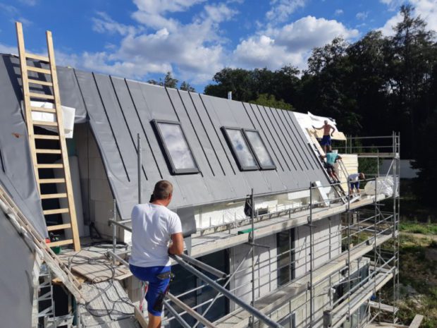 Dodávka skladby mansardové střechy o velikosti 800 m2 u novostavby bytového domu. Zateplení EPS, minerální vatou a PIR izolantem. Mechanicky kotvená PVC hydroizolace, hydroizolační fólie PVC Alkorplan 35276, tl. 1,5 mm. Instalace falešných falců Alkordesign. Záchytný systém, sněhové zachytávače a další detaily. Dodávka byla realizována včetně skladeb teras.…