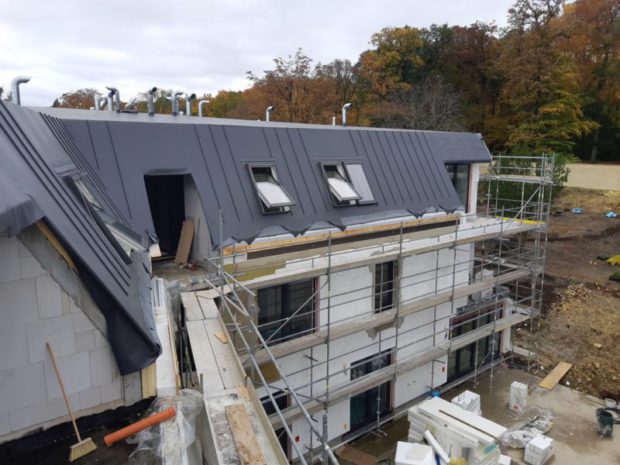 Dodávka skladby mansardové střechy o velikosti 800 m2 u novostavby bytového domu. Zateplení EPS, minerální vatou a PIR izolantem. Mechanicky kotvená PVC hydroizolace, hydroizolační fólie PVC Alkorplan 35276, tl. 1,5 mm. Instalace falešných falců Alkordesign. Záchytný systém, sněhové zachytávače a další detaily. Dodávka byla realizována včetně skladeb teras.…