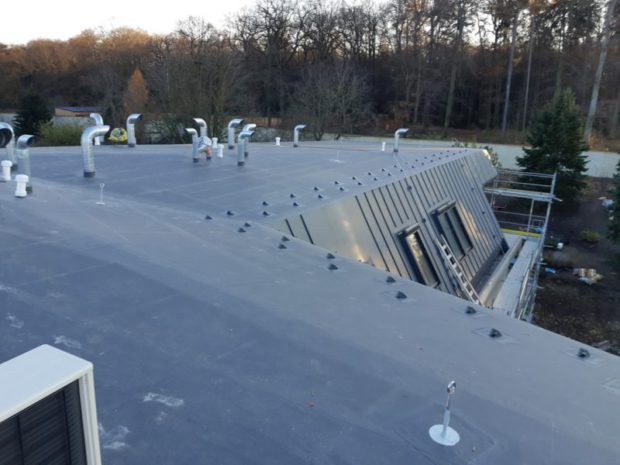 Dodávka skladby mansardové střechy o velikosti 800 m2 u novostavby bytového domu. Zateplení EPS, minerální vatou a PIR izolantem. Mechanicky kotvená PVC hydroizolace, hydroizolační fólie PVC Alkorplan 35276, tl. 1,5 mm. Instalace falešných falců Alkordesign. Záchytný systém, sněhové zachytávače a další detaily. Dodávka byla realizována včetně skladeb teras.…