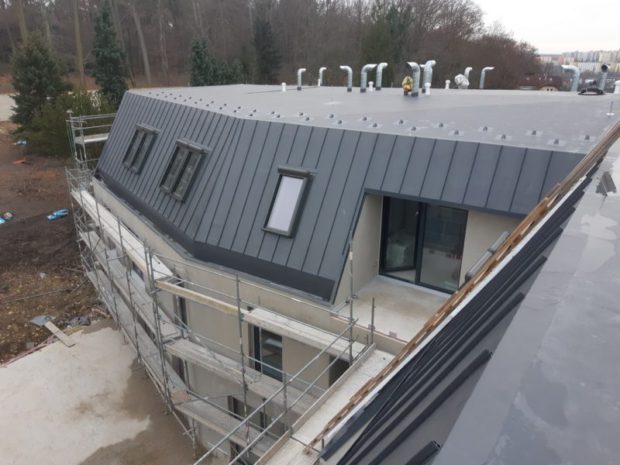 Dodávka skladby mansardové střechy o velikosti 800 m2 u novostavby bytového domu. Zateplení EPS, minerální vatou a PIR izolantem. Mechanicky kotvená PVC hydroizolace, hydroizolační fólie PVC Alkorplan 35276, tl. 1,5 mm. Instalace falešných falců Alkordesign. Záchytný systém, sněhové zachytávače a další detaily. Dodávka byla realizována včetně skladeb teras.…