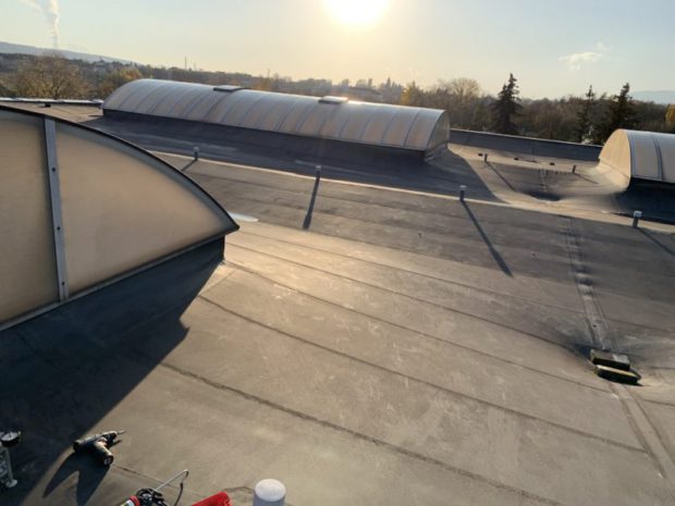 U halového objektu – Proboštov – jsme v červnu 2021 pracovali na hydroizolaci ploché střechy o rozloze 1500 m2. Plán prací: Nová hydroizolační vrstva z mechanicky kotvené TPO fólie Sarnafil TS 77-15. Dodávka včetně odvětrávacích hlavic Lomanco a nových střešních světlíků.…