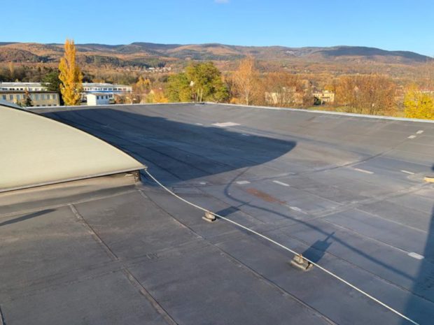 U halového objektu – Proboštov – jsme v červnu 2021 pracovali na hydroizolaci ploché střechy o rozloze 1500 m2. Plán prací: Nová hydroizolační vrstva z mechanicky kotvené TPO fólie Sarnafil TS 77-15. Dodávka včetně odvětrávacích hlavic Lomanco a nových střešních světlíků.…