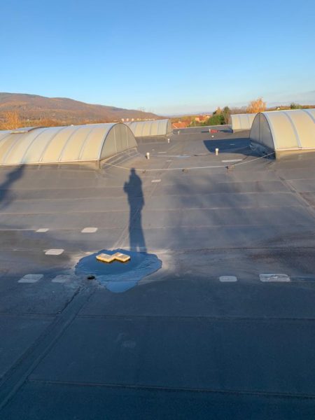 U halového objektu – Proboštov – jsme v červnu 2021 pracovali na hydroizolaci ploché střechy o rozloze 1500 m2. Plán prací: Nová hydroizolační vrstva z mechanicky kotvené TPO fólie Sarnafil TS 77-15. Dodávka včetně odvětrávacích hlavic Lomanco a nových střešních světlíků.…