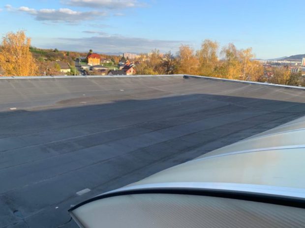 U halového objektu – Proboštov – jsme v červnu 2021 pracovali na hydroizolaci ploché střechy o rozloze 1500 m2. Plán prací: Nová hydroizolační vrstva z mechanicky kotvené TPO fólie Sarnafil TS 77-15. Dodávka včetně odvětrávacích hlavic Lomanco a nových střešních světlíků.…